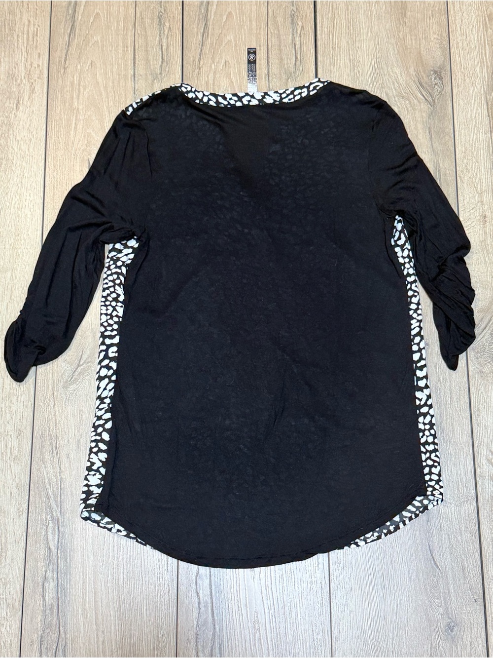 Kensie Animal Print Blouse Black White Relaxed V Neck Roll Tab 3/4 Sleeve Small - Picture 5 of 15